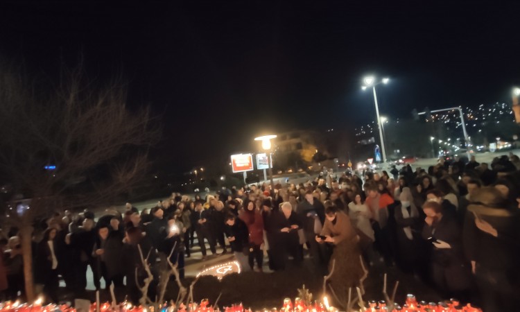 Stotine Mostarca na Španskom trgu odalo počast Đorđu Balaševiću