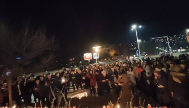 Stotine Mostarca na Španskom trgu odalo počast Đorđu Balaševiću