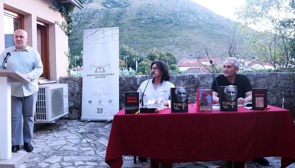 Mostarci uživali u književnoj večeri sa Ruždijom Adžovićem