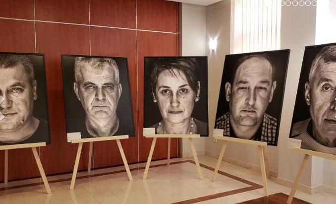 Mostarcima kroz izložbu 'Lično' predstavljeni portreti žrtava rata