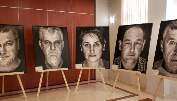 Mostarcima kroz izložbu 'Lično' predstavljeni portreti žrtava rata