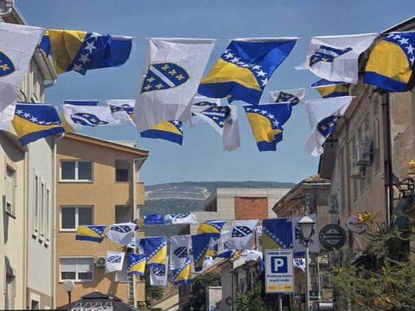 Mostarom se širi miris ljiljana: Mundijalska euforija zahvatila grad na Neretvi