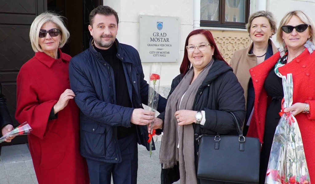 Mostarski gradonačelnik dijelio cvijeće sugrađankama