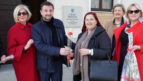 Mostarski gradonačelnik dijelio cvijeće sugrađankama