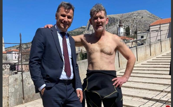 Mostarski skakači izveli skok sa Starog mosta za premijera Novalića