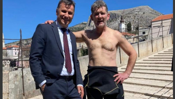 Mostarski skakači izveli skok sa Starog mosta za premijera Novalića