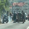 Motocikl planuo u vožnji, prolaznici gasili požar