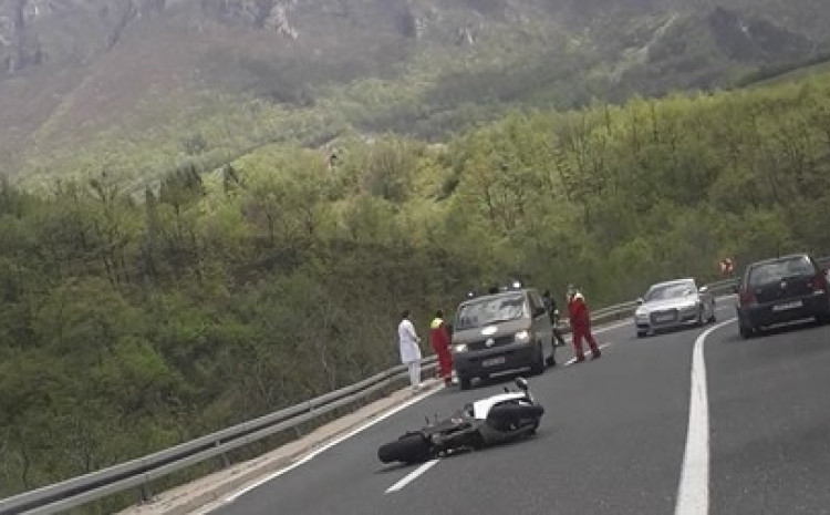 Motociklist teško povrijeđen, proklizao i sletio s puta