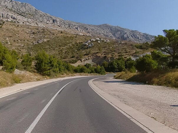 Motociklist teško stradao u nesreći kod Omiša, umro u kolima Hitne pomoći