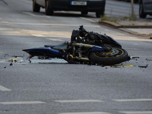 Motociklista iz Tešnja poginuo nakon slijetanja s ceste