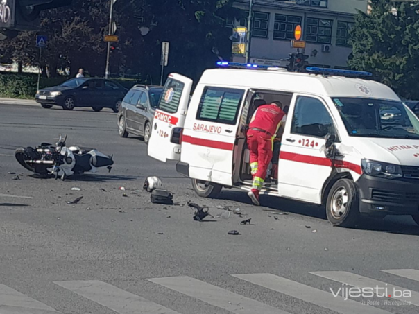Motociklista teško povrijeđen u sudaru s vozilom Hitne pomoći, još troje zadržano u bolnici