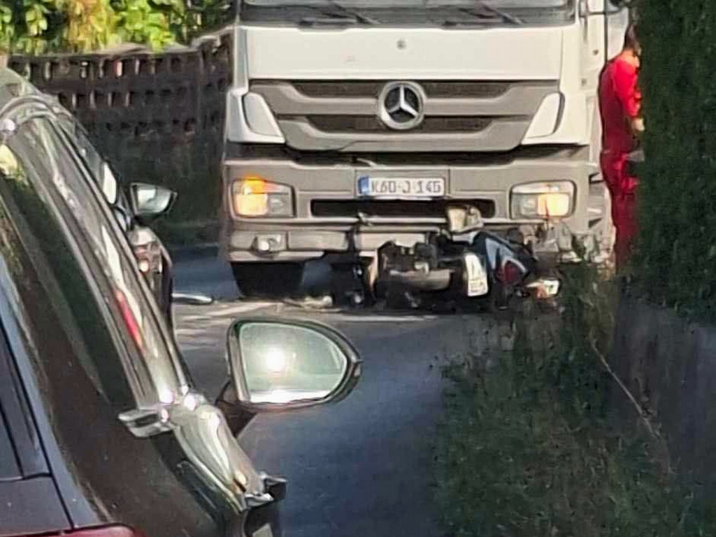 Motor podletio pod kamion, saobraćaj obustavljen na cesti Tuzla - Dubrave