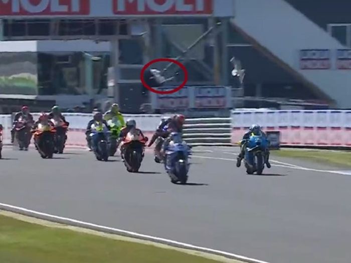 Motorista slavio u trci pa se zabio u galeba
