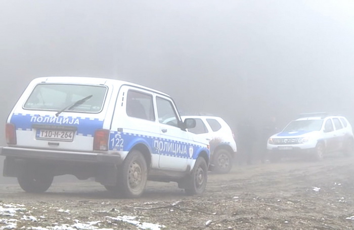 Motornom pilom napali policijske službenike pa bježali u traktoru