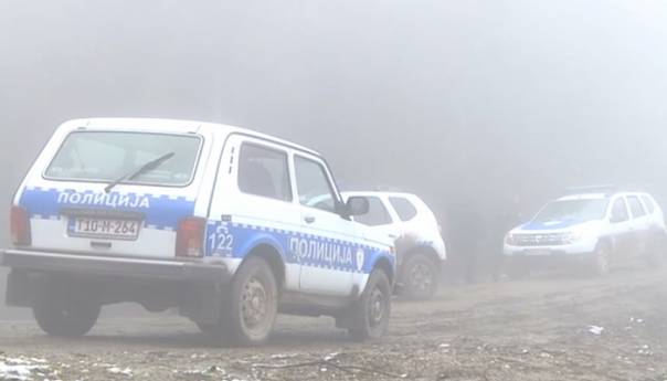 Motornom pilom napali policijske službenike pa bježali u traktoru