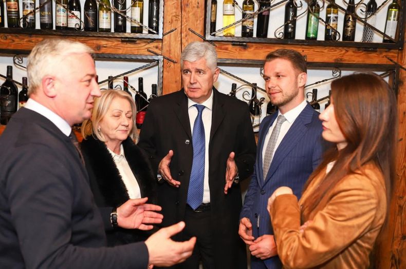 Može li Čović istovremeno imati i SNSD-a i opoziciju RS?