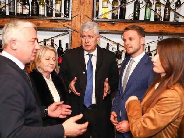 Može li Čović istovremeno imati i SNSD-a i opoziciju RS?