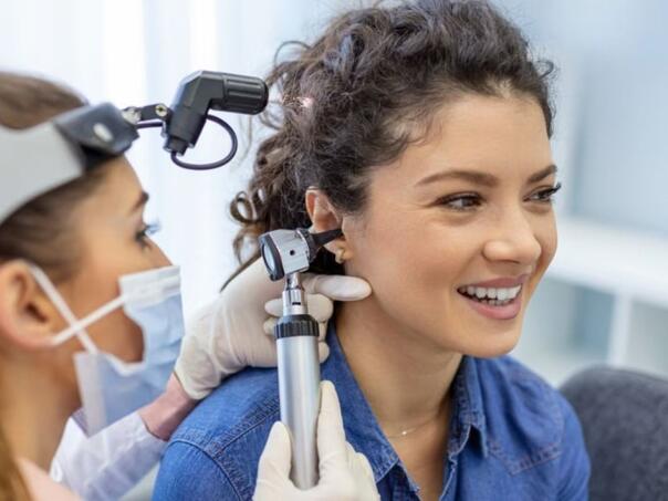 Može li poljubac u uho zaista uzrokovati gubitak sluha?