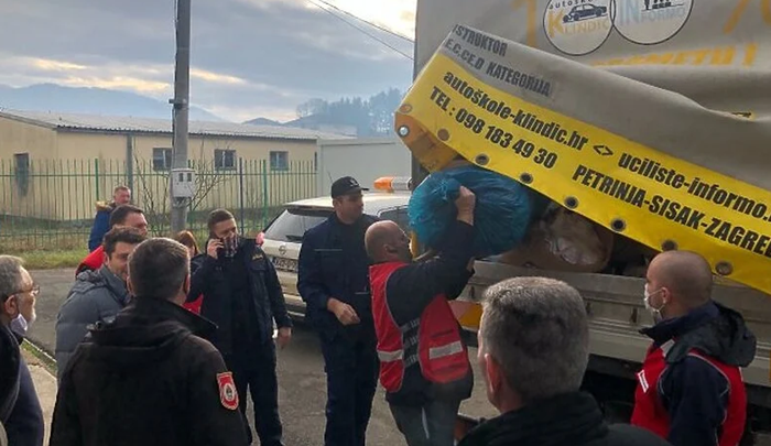 Mrkonjić Grad uputio dva kamiona pomoći za Bosansku Kostajnicu