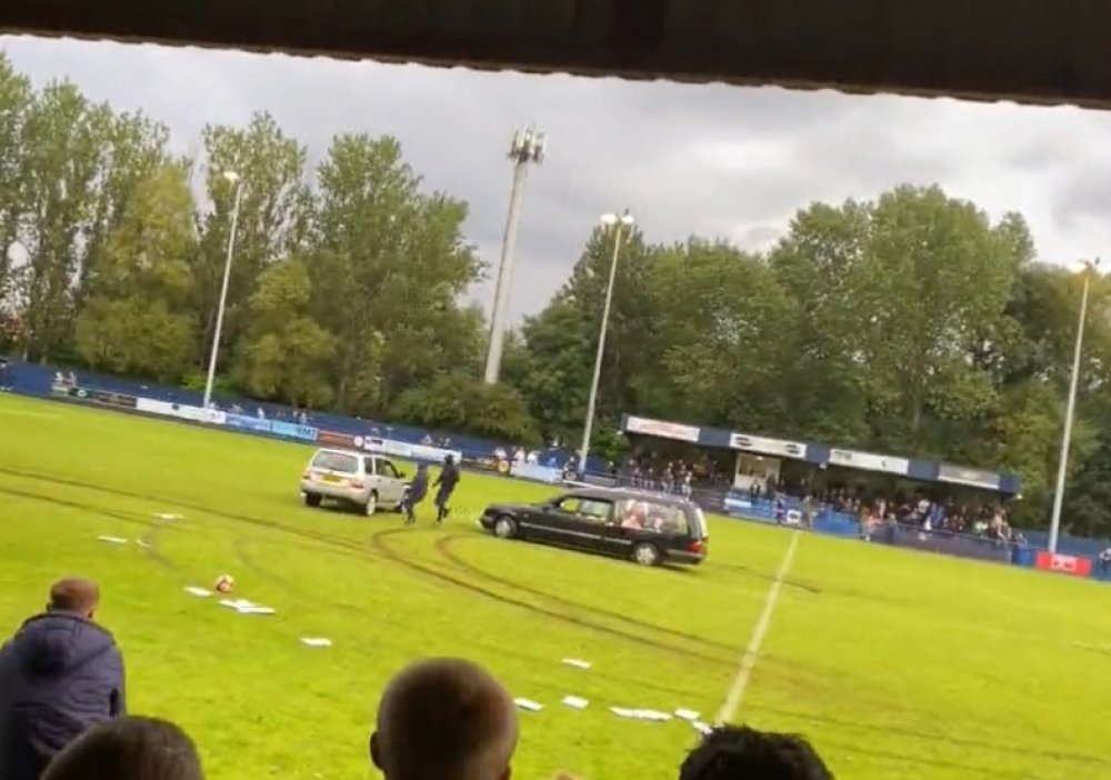 Mrtvačka kola dovezena na teren, prekinut meč