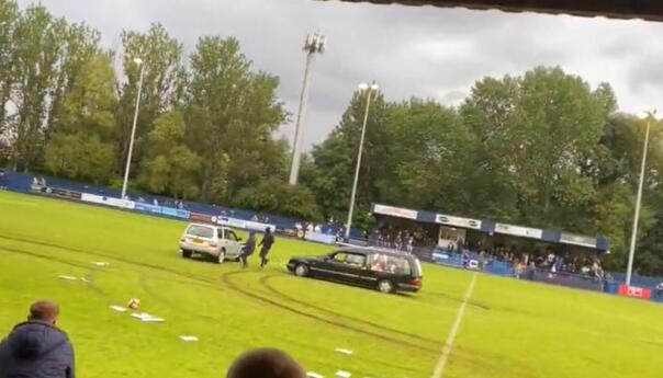 Mrtvačka kola dovezena na teren, prekinut meč