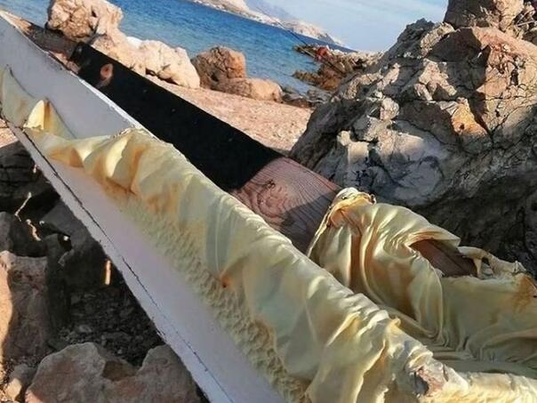 Mrtvački sanduk šokirao turiste na plaži: "Jedina besplatna ležaljka"
