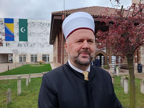 Muftija Dizdarević predvodi bajram-namaz u Čaršijskoj džamiji u Zenici