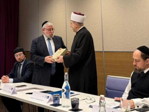 Muftija Grabus poklonio glavnom rabinu Sarajevsku hagadu