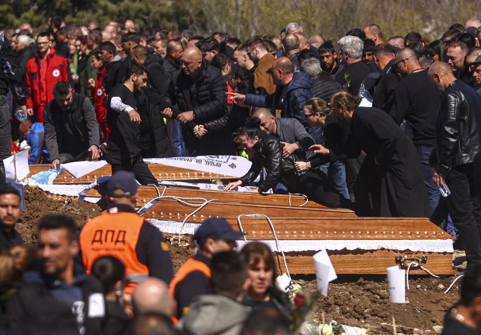 Muk, tišina i suze za 59 mladih života Kočana: "Ispraćamo našu budućnost"