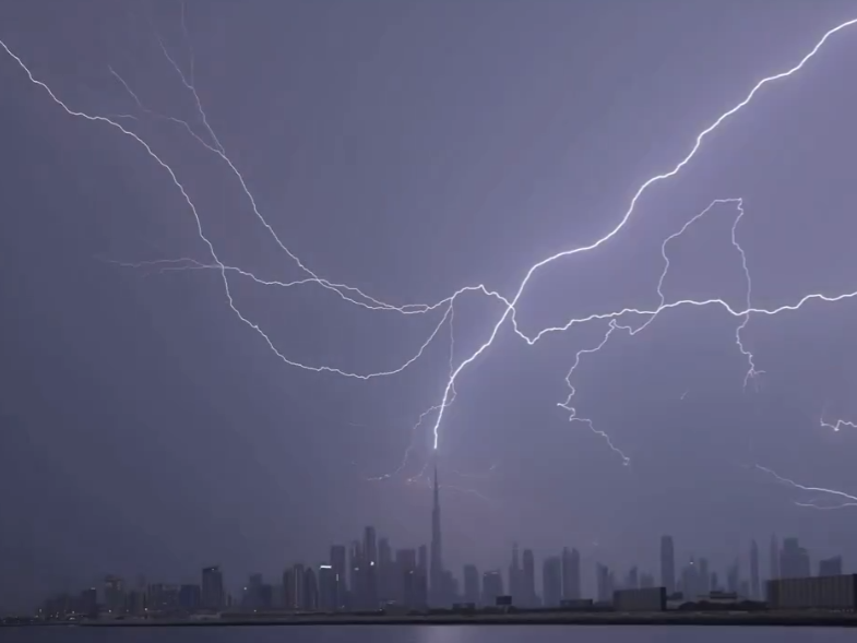 Munja pogodila najvišu zgradu na svijetu, Dubai pod vodom