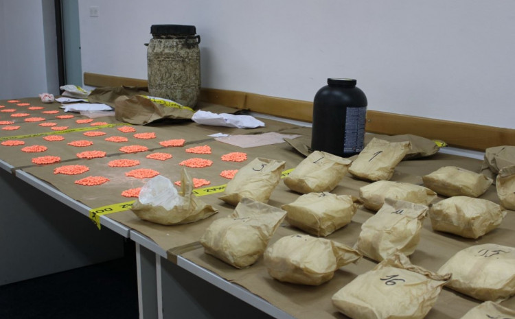 Skoro 7.400 tableta ekstazija i više od 11 kilograma spida pripadalo 36-godišnjaku