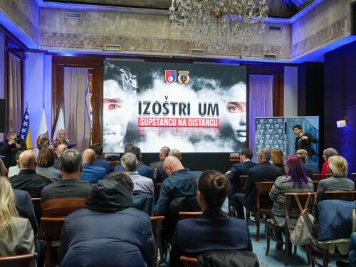 MUP KS predstavio kampanju protiv zloupotrebe droge: IZOŠTRI UM - SUPSTANCU NA DISTANCU
