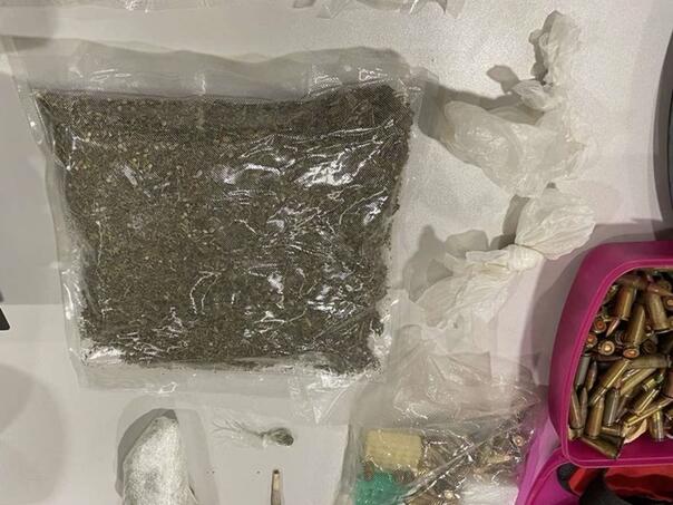 MUP KS: Uhapšena tri muškarca, pronađena droga i oružje
