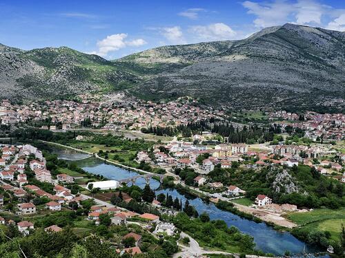 MUP RS-a "češlja" po Trebinju: Sumnje na zloupotrebu položaja i utaju poreza