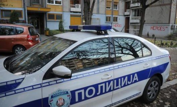 MUP Srbije priveo muškarca i ženu: Krenuli pred zgradu Predsjedništva sa snajperom