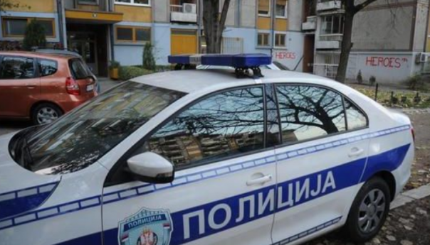 MUP Srbije priveo muškarca i ženu: Krenuli pred zgradu Predsjedništva sa snajperom