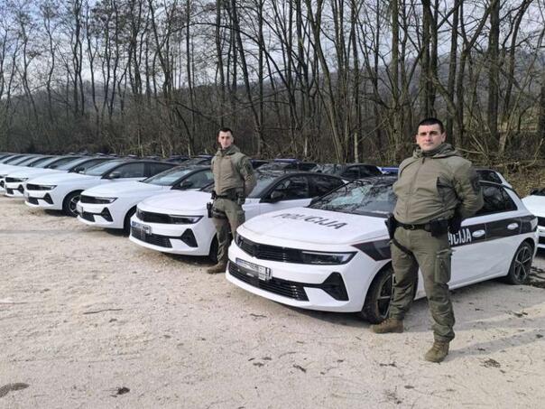 MUP-u SBK uručeno 25 novih službenih vozila marke Opel Astra