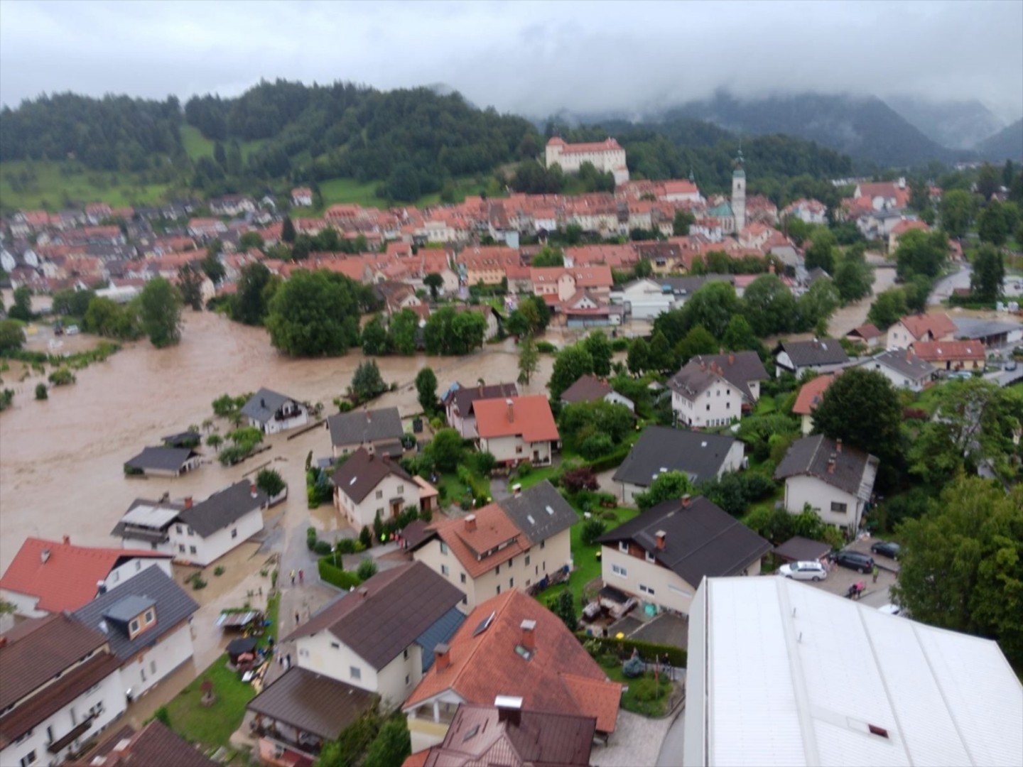 Mura probila nasip, evakuisano 500 osoba