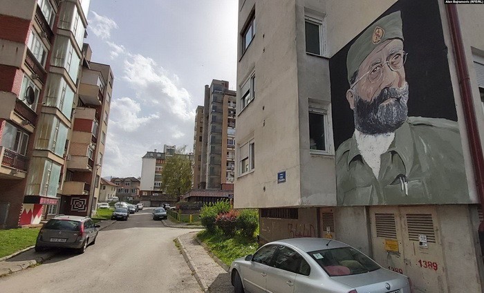 Mural Draže Mihailovića pored mjesta silovanja i ubijanja