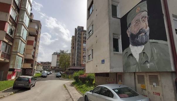 Mural Draže Mihailovića pored mjesta silovanja i ubijanja