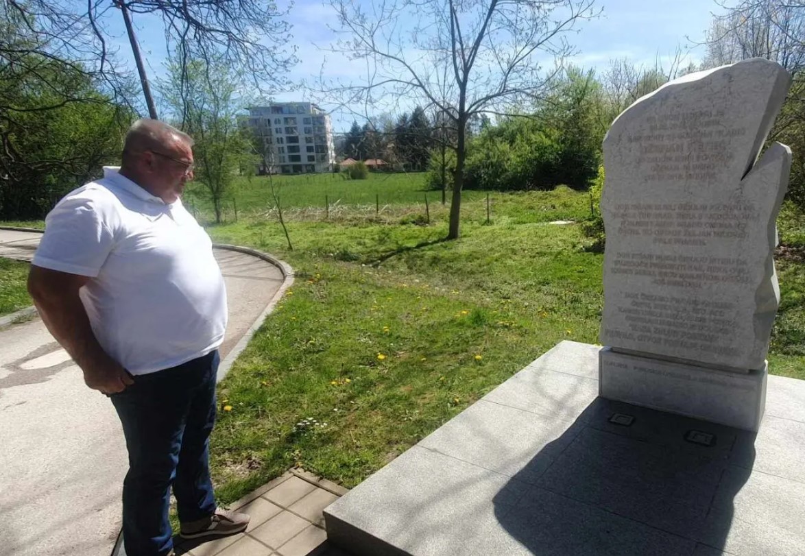 Muriz Memić nakon presude otišao do spomenika Dženanu u aleji