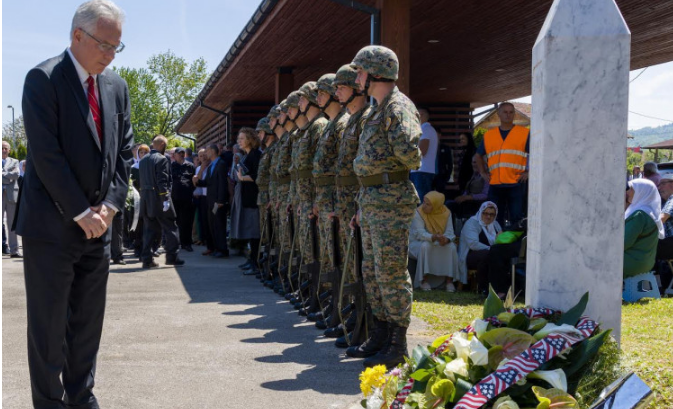 Murphy prisustvovao ukopu žrtava u Bratuncu