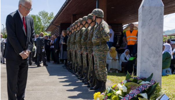 Murphy prisustvovao ukopu žrtava u Bratuncu