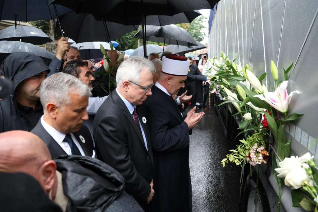 Murphy: Skrušeno i uz duboko poštovanje odajem počast žrtvama genocida
