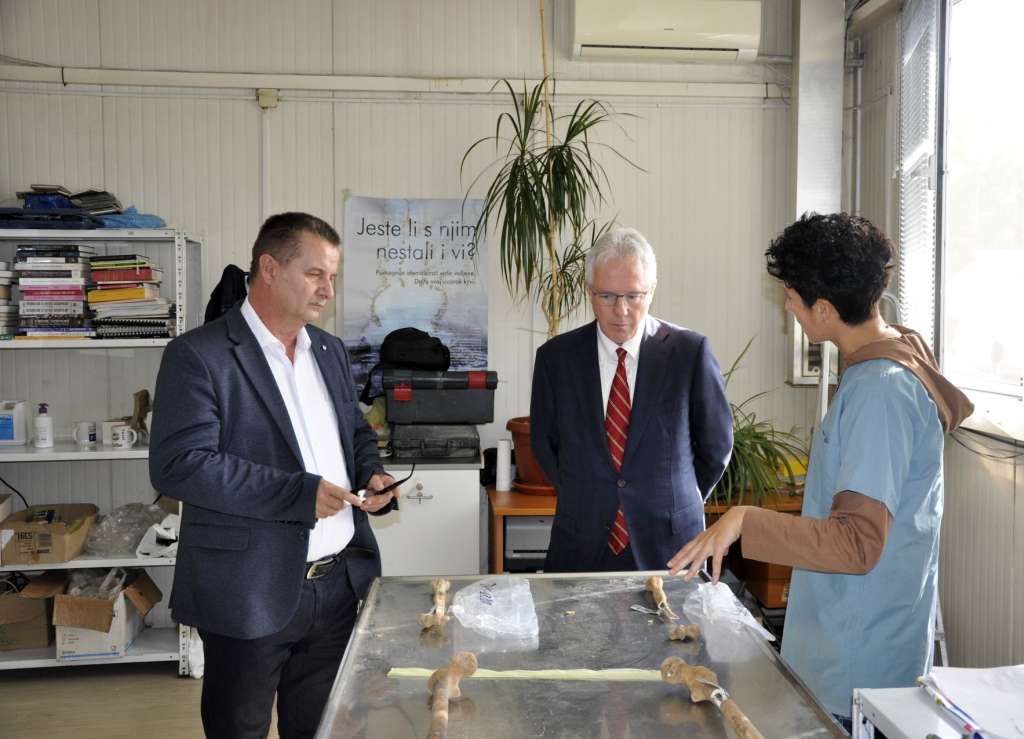 Murphy u posjeti projektu posvećenom identifikaciji žrtava genocida