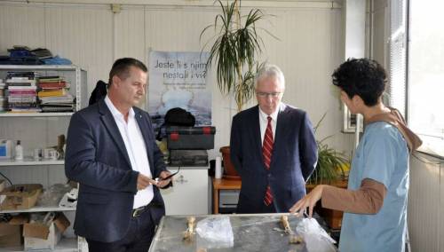 Murphy u posjeti projektu posvećenom identifikaciji žrtava genocida