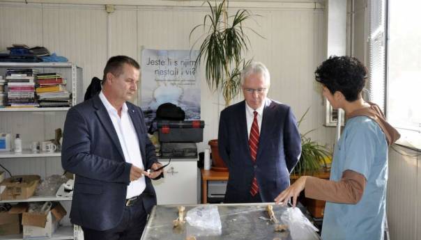 Murphy u posjeti projektu posvećenom identifikaciji žrtava genocida