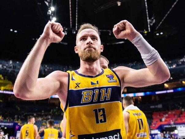 Musa oduševio objavom na Facebooku: Ponosno pred tvojom zastavom!