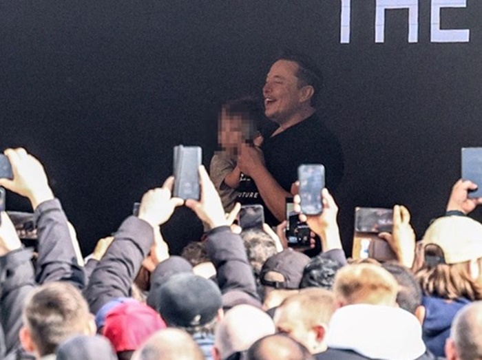 Musk posjetio Teslinu tvornicu u Njemačkoj u kojoj je podmetnut požar