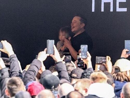 Musk posjetio Teslinu tvornicu u Njemačkoj u kojoj je podmetnut požar